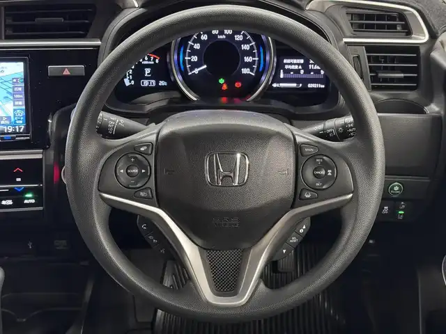 ホンダ フィット 13G L ホンダセンシング 三重県 2019(令1)年 3万km ルナシルバーM ガソリン/FF/フロアCVT/JVCケンウッド 8インチ『彩速ナビ』 MDV-S811HDL/（FM/AM/CD/DVD/iPod/USB/SD/内蔵メモリ/TV/Bluetooth/HDMI）/バックカメラ/ドライブレコーダー 全方位＋後方/ビルトイン ETC/Honda SENSING/・衝突軽減ブレーキ［CMBS］/・車線維持支援システム［LKAS］/・アダプティブクルーズコントロール［ACC］/・路外逸脱抑制機能/・標識認識機能/・先行車発進お知らせ機能/・VSA（ABS＋TRC、横すべり抑制）/・コーナーセンサー（純正・ディーラーOP）/など/装備/・オートエアコン/・オートライト/・LEDヘッドランプ/・ステアリングスイッチ/・インフォメーションディスプレイ/・ECONスイッチ/・電動格納ドアミラー/・プッシュスタート/・スマートキーx2/・純正ホイールキャップ＋15インチスチールホイール/など