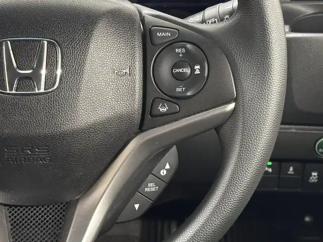 ホンダ フィット 13G L ホンダセンシング 三重県 2019(令1)年 3万km ルナシルバーM ガソリン/FF/フロアCVT/JVCケンウッド 8インチ『彩速ナビ』 MDV-S811HDL/（FM/AM/CD/DVD/iPod/USB/SD/内蔵メモリ/TV/Bluetooth/HDMI）/バックカメラ/ドライブレコーダー 全方位＋後方/ビルトイン ETC/Honda SENSING/・衝突軽減ブレーキ［CMBS］/・車線維持支援システム［LKAS］/・アダプティブクルーズコントロール［ACC］/・路外逸脱抑制機能/・標識認識機能/・先行車発進お知らせ機能/・VSA（ABS＋TRC、横すべり抑制）/・コーナーセンサー（純正・ディーラーOP）/など/装備/・オートエアコン/・オートライト/・LEDヘッドランプ/・ステアリングスイッチ/・インフォメーションディスプレイ/・ECONスイッチ/・電動格納ドアミラー/・プッシュスタート/・スマートキーx2/・純正ホイールキャップ＋15インチスチールホイール/など