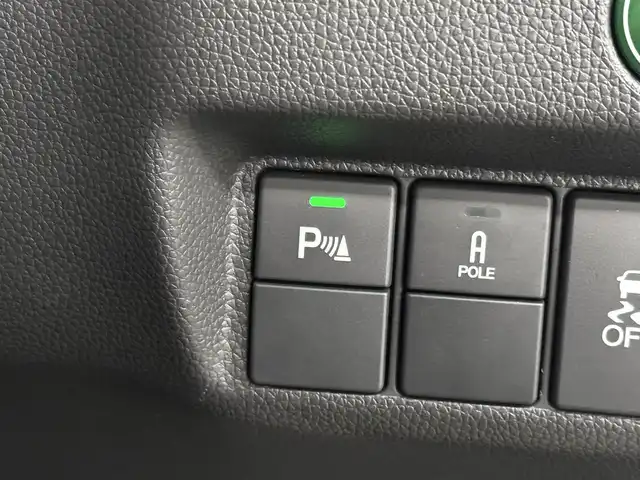 ホンダ フィット 13G L ホンダセンシング 三重県 2019(令1)年 3万km ルナシルバーM ガソリン/FF/フロアCVT/JVCケンウッド 8インチ『彩速ナビ』 MDV-S811HDL/（FM/AM/CD/DVD/iPod/USB/SD/内蔵メモリ/TV/Bluetooth/HDMI）/バックカメラ/ドライブレコーダー 全方位＋後方/ビルトイン ETC/Honda SENSING/・衝突軽減ブレーキ［CMBS］/・車線維持支援システム［LKAS］/・アダプティブクルーズコントロール［ACC］/・路外逸脱抑制機能/・標識認識機能/・先行車発進お知らせ機能/・VSA（ABS＋TRC、横すべり抑制）/・コーナーセンサー（純正・ディーラーOP）/など/装備/・オートエアコン/・オートライト/・LEDヘッドランプ/・ステアリングスイッチ/・インフォメーションディスプレイ/・ECONスイッチ/・電動格納ドアミラー/・プッシュスタート/・スマートキーx2/・純正ホイールキャップ＋15インチスチールホイール/など