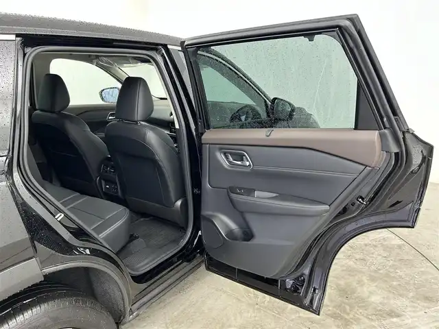日産 エクストレイル G e－4ORCE 大分県 2024(令6)年 0.2万km ダイヤモンドブラック 純正１２．３インチナビ　/（Bluetooth/フルセグTV/USB端子/CarPlay）　/駐車支援（プロパイロットパーキング）/アラウンドビューモニター　/プロパイロット　/１００Ｖ電源　　/ビルトインETC2.0　/デジタルインナーミラー/LEDライト/電動リアゲード/前席パワーシート/運転席ポジションメモリー/各席シートヒーター/ステアリングヒーター/ステアリングスイッチ/オートブレーキホールド/保証書/スペアキー/純正アルミホイール