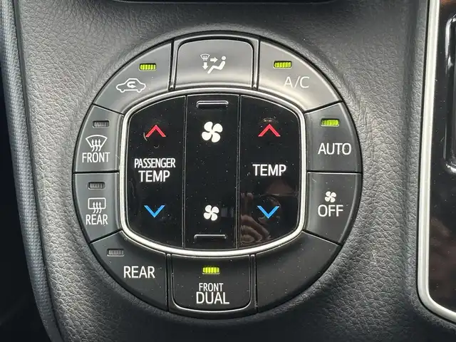 トヨタ ヴォクシー ZS 福岡県 2014(平26)年 8.9万km ホワイトパールクリスタルシャイン １６インチアルミホイール/両側パワースライドドア　/純正ＥＴＣ　/ＬＥＤヘッドライト　/アルパインビッグナビ　/フルセグTV/純正フロアマット　/プッシュスタートスイッチ　/クルーズコントロール/横滑り防止装置/オートライト/アルパイン製後席用モニター/ダブルゾーン/アイドリングストップ/レザー調シートカバー/スマートキー
