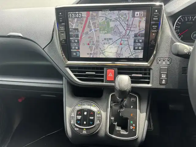トヨタ ヴォクシー ZS 福岡県 2014(平26)年 8.9万km ホワイトパールクリスタルシャイン １６インチアルミホイール/両側パワースライドドア　/純正ＥＴＣ　/ＬＥＤヘッドライト　/アルパインビッグナビ　/フルセグTV/純正フロアマット　/プッシュスタートスイッチ　/クルーズコントロール/横滑り防止装置/オートライト/アルパイン製後席用モニター/ダブルゾーン/アイドリングストップ/レザー調シートカバー/スマートキー