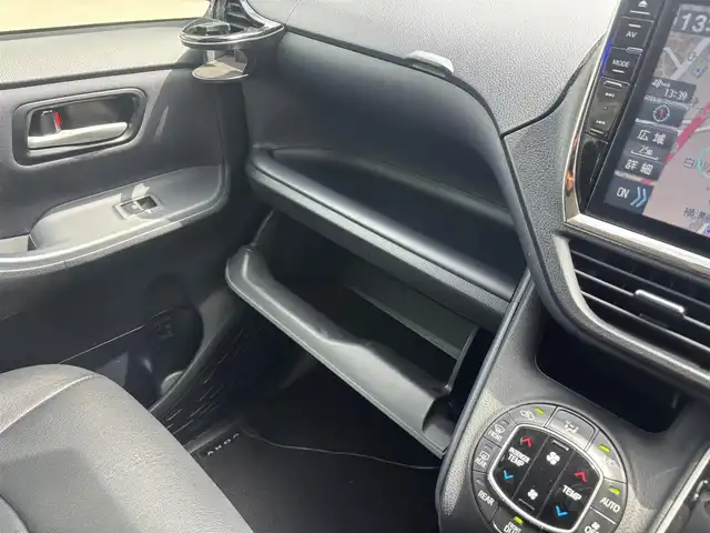 トヨタ ヴォクシー ZS 福岡県 2014(平26)年 8.9万km ホワイトパールクリスタルシャイン １６インチアルミホイール/両側パワースライドドア　/純正ＥＴＣ　/ＬＥＤヘッドライト　/アルパインビッグナビ　/フルセグTV/純正フロアマット　/プッシュスタートスイッチ　/クルーズコントロール/横滑り防止装置/オートライト/アルパイン製後席用モニター/ダブルゾーン/アイドリングストップ/レザー調シートカバー/スマートキー