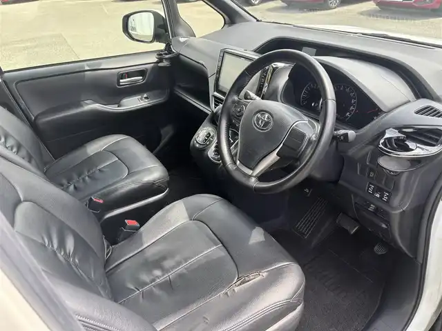 トヨタ ヴォクシー ZS 福岡県 2014(平26)年 8.9万km ホワイトパールクリスタルシャイン １６インチアルミホイール/両側パワースライドドア　/純正ＥＴＣ　/ＬＥＤヘッドライト　/アルパインビッグナビ　/フルセグTV/純正フロアマット　/プッシュスタートスイッチ　/クルーズコントロール/横滑り防止装置/オートライト/アルパイン製後席用モニター/ダブルゾーン/アイドリングストップ/レザー調シートカバー/スマートキー