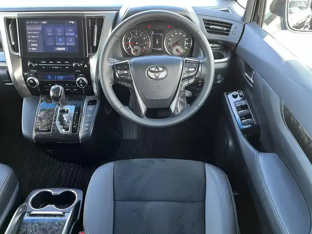 トヨタ アルファード S タイプゴールドⅢ 鳥取県 2023(令5)年 3.2万km ブラック 純正９インチDPオーディオ/フルセグ/BT/Miracast/バックカメラ・ビルトインETC/前後ドライブレコーダー/ツインムーンルーフ/トヨタセーフティセンス/レーンキープアシスト/ブラインドスポットモニター/クリアランスソナー/両側パワースライドドア/パワーバックドア/ハーフレザーシート/ＬＥＤヘットライト/純正18インチアルミホイール/プッシュエンジンスタート/フロアマット・ドアバイザー