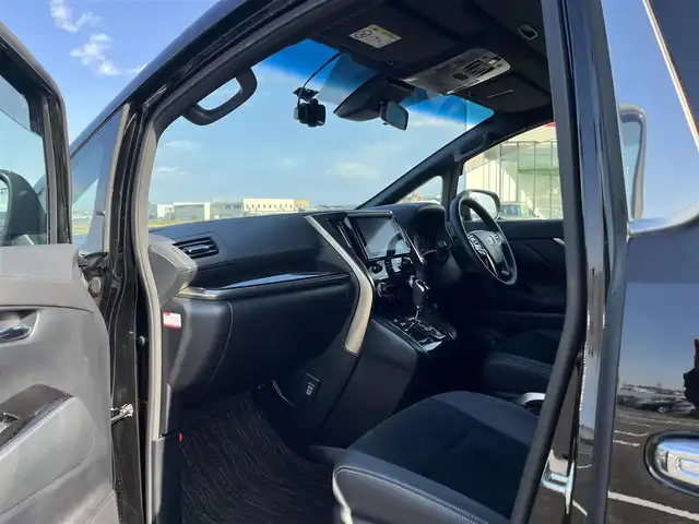 トヨタ アルファード S タイプゴールドⅢ 鳥取県 2023(令5)年 3.2万km ブラック 純正９インチDPオーディオ/フルセグ/BT/Miracast/バックカメラ・ビルトインETC/前後ドライブレコーダー/ツインムーンルーフ/トヨタセーフティセンス/レーンキープアシスト/ブラインドスポットモニター/クリアランスソナー/両側パワースライドドア/パワーバックドア/ハーフレザーシート/ＬＥＤヘットライト/純正18インチアルミホイール/プッシュエンジンスタート/フロアマット・ドアバイザー