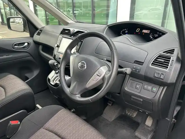 日産 セレナ ハイウェイスター S HV Vセレ 香川県 2015(平27)年 6.8万km ダイヤモンドブラック 登録時走行距離：67581km/純正SDナビゲーション/→CD/DVD再生/バックカメラ/フリップ/ビルトインETC/ステアリングリモコン/クルーズコントロール/両側パワースライドドア/LEDオートライト/フォグランプ/純正16インチアルミホイール/純正フロアマット/スマートキー/スペアキー