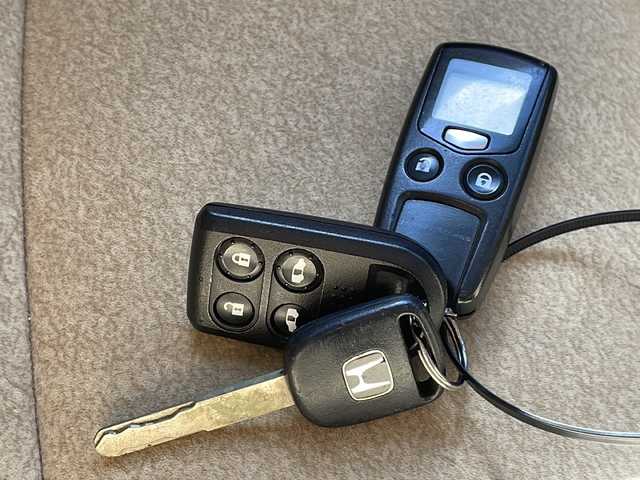 ホンダ エリシオン X 長野県 2006(平18)年 13.2万km ナイトホークブラックパール 純正インターナビ/バックカメラ/両側パワースライドドア/純正16インチアルミ/社外DVD/後席モニター/保証書・取説/スペアキー