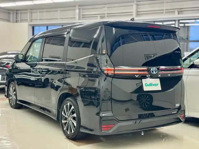 トヨタ ヴォクシー ハイブリッド S－Z 滋賀県 2023(令5)年 3.5万km グリッターブラックガラスフレーク ワンオーナー/純正10.5インチディスプレイオーディオplus/　コネクティッドナビ/フルセグ/Bluetooth//appleCarPlay/Androidauto/CD DVDデッキ/バックカメラ/14型有機EL後席ディスプレイ/ETC2.0ユニット/快適利便パッケージHi/ハンズフリーデュアルパワースライドドア/パワーバックドア/ナノイーX/ステアリングヒーター/Toyota Safety Sense /プリクラッシュセーフティ/レーントレーシングアシスト/レーンディパーチャーアラート/レーダークルーズコントロール/オートマチックハイビーム/ロードサインアシスト/ドライバー異常時対応システム/プロアクティブドライビングアシスト/発進遅れ告知機能/パーキングブレーキサポート/プロジェクター式LEDヘッドランプ/純正フロアマット/純正ドアバイザー/スマートキー×2/プッシュスタート/カロッツェリア ウーハー/