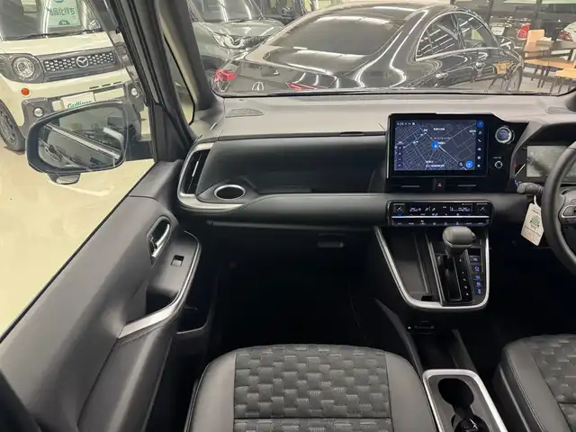 トヨタ ヴォクシー ハイブリッド S－Z 滋賀県 2023(令5)年 3.5万km グリッターブラックガラスフレーク ワンオーナー/純正10.5インチディスプレイオーディオplus/　コネクティッドナビ/フルセグ/Bluetooth//appleCarPlay/Androidauto/CD DVDデッキ/バックカメラ/14型有機EL後席ディスプレイ/ETC2.0ユニット/快適利便パッケージHi/ハンズフリーデュアルパワースライドドア/パワーバックドア/ナノイーX/ステアリングヒーター/Toyota Safety Sense /プリクラッシュセーフティ/レーントレーシングアシスト/レーンディパーチャーアラート/レーダークルーズコントロール/オートマチックハイビーム/ロードサインアシスト/ドライバー異常時対応システム/プロアクティブドライビングアシスト/発進遅れ告知機能/パーキングブレーキサポート/プロジェクター式LEDヘッドランプ/純正フロアマット/純正ドアバイザー/スマートキー×2/プッシュスタート/カロッツェリア ウーハー/