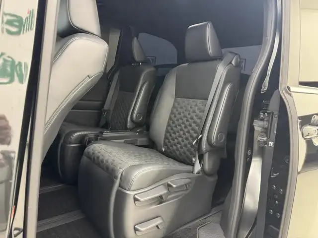 トヨタ ヴォクシー ハイブリッド S－Z 滋賀県 2023(令5)年 3.5万km グリッターブラックガラスフレーク ワンオーナー/純正10.5インチディスプレイオーディオplus/　コネクティッドナビ/フルセグ/Bluetooth//appleCarPlay/Androidauto/CD DVDデッキ/バックカメラ/14型有機EL後席ディスプレイ/ETC2.0ユニット/快適利便パッケージHi/ハンズフリーデュアルパワースライドドア/パワーバックドア/ナノイーX/ステアリングヒーター/Toyota Safety Sense /プリクラッシュセーフティ/レーントレーシングアシスト/レーンディパーチャーアラート/レーダークルーズコントロール/オートマチックハイビーム/ロードサインアシスト/ドライバー異常時対応システム/プロアクティブドライビングアシスト/発進遅れ告知機能/パーキングブレーキサポート/プロジェクター式LEDヘッドランプ/純正フロアマット/純正ドアバイザー/スマートキー×2/プッシュスタート/カロッツェリア ウーハー/