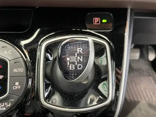 トヨタ エスクァイア ハイブリッド Gi 鹿児島県 2020(令2)年 5.1万km 黒 禁煙車/純正SDナビ【NSZT-Y68T】/ (Bluetooth/フルセグTV)/バックモニター/フリップダウンモニター/両側パワースライドドア/ビルトインETC/モデリスタ/トヨタセーフティセンス