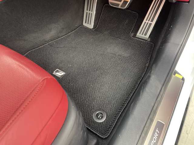 レクサス ＩＳ 300h Fスポーツ 群馬県 2022(令4)年 1.6万km ホワイトノーヴァガラスフレーク マークレビンソンプレミアムサウンド　純正１０．３型ナビ　全周囲カメラ　ＢＳＭ　ビルトインＥＴＣ２．０　レザーシート　シートヒーター　パワーシート　ＬＥＤ　衝突被害軽減システム　クリアランスソナー　禁煙