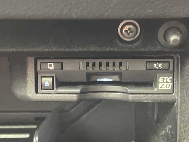 レクサス ＩＳ 300h Fスポーツ 群馬県 2022(令4)年 1.6万km ホワイトノーヴァガラスフレーク マークレビンソンプレミアムサウンド　純正１０．３型ナビ　全周囲カメラ　ＢＳＭ　ビルトインＥＴＣ２．０　レザーシート　シートヒーター　パワーシート　ＬＥＤ　衝突被害軽減システム　クリアランスソナー　禁煙