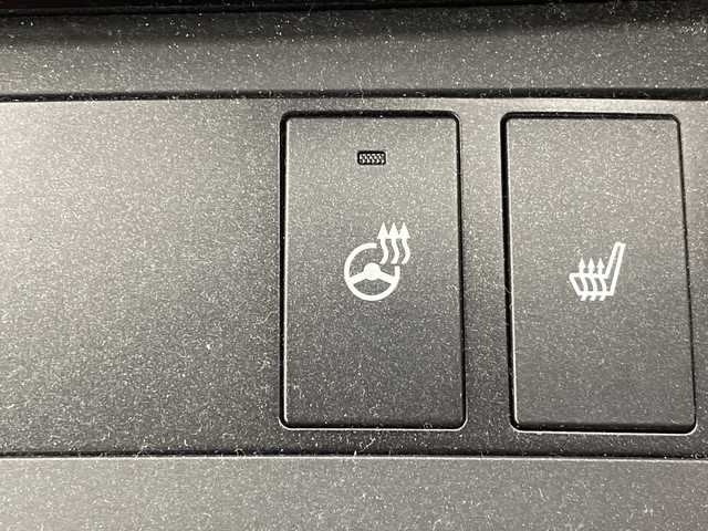 レクサス ＩＳ 300h Fスポーツ 群馬県 2022(令4)年 1.6万km ホワイトノーヴァガラスフレーク マークレビンソンプレミアムサウンド　純正１０．３型ナビ　全周囲カメラ　ＢＳＭ　ビルトインＥＴＣ２．０　レザーシート　シートヒーター　パワーシート　ＬＥＤ　衝突被害軽減システム　クリアランスソナー　禁煙