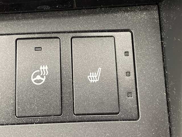 レクサス ＩＳ 300h Fスポーツ 群馬県 2022(令4)年 1.6万km ホワイトノーヴァガラスフレーク マークレビンソンプレミアムサウンド　純正１０．３型ナビ　全周囲カメラ　ＢＳＭ　ビルトインＥＴＣ２．０　レザーシート　シートヒーター　パワーシート　ＬＥＤ　衝突被害軽減システム　クリアランスソナー　禁煙