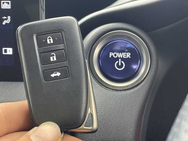 レクサス ＩＳ 300h Fスポーツ 群馬県 2022(令4)年 1.6万km ホワイトノーヴァガラスフレーク マークレビンソンプレミアムサウンド　純正１０．３型ナビ　全周囲カメラ　ＢＳＭ　ビルトインＥＴＣ２．０　レザーシート　シートヒーター　パワーシート　ＬＥＤ　衝突被害軽減システム　クリアランスソナー　禁煙