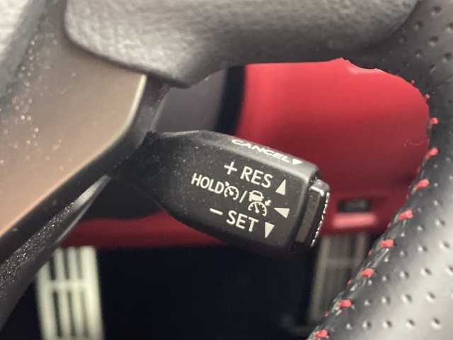 レクサス ＩＳ 300h Fスポーツ 群馬県 2022(令4)年 1.6万km ホワイトノーヴァガラスフレーク マークレビンソンプレミアムサウンド　純正１０．３型ナビ　全周囲カメラ　ＢＳＭ　ビルトインＥＴＣ２．０　レザーシート　シートヒーター　パワーシート　ＬＥＤ　衝突被害軽減システム　クリアランスソナー　禁煙