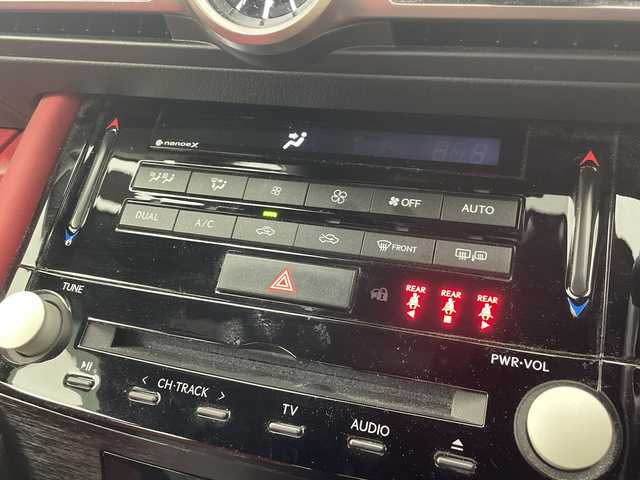 レクサス ＩＳ 300h Fスポーツ 群馬県 2022(令4)年 1.6万km ホワイトノーヴァガラスフレーク マークレビンソンプレミアムサウンド　純正１０．３型ナビ　全周囲カメラ　ＢＳＭ　ビルトインＥＴＣ２．０　レザーシート　シートヒーター　パワーシート　ＬＥＤ　衝突被害軽減システム　クリアランスソナー　禁煙