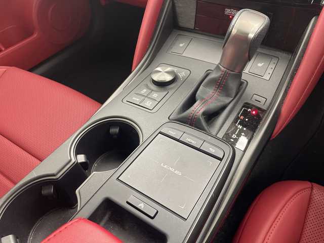 レクサス ＩＳ 300h Fスポーツ 群馬県 2022(令4)年 1.6万km ホワイトノーヴァガラスフレーク マークレビンソンプレミアムサウンド　純正１０．３型ナビ　全周囲カメラ　ＢＳＭ　ビルトインＥＴＣ２．０　レザーシート　シートヒーター　パワーシート　ＬＥＤ　衝突被害軽減システム　クリアランスソナー　禁煙