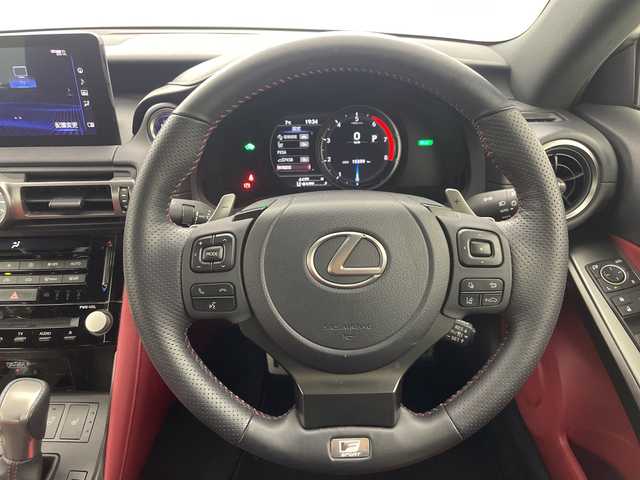 レクサス ＩＳ 300h Fスポーツ 群馬県 2022(令4)年 1.6万km ホワイトノーヴァガラスフレーク マークレビンソンプレミアムサウンド　純正１０．３型ナビ　全周囲カメラ　ＢＳＭ　ビルトインＥＴＣ２．０　レザーシート　シートヒーター　パワーシート　ＬＥＤ　衝突被害軽減システム　クリアランスソナー　禁煙