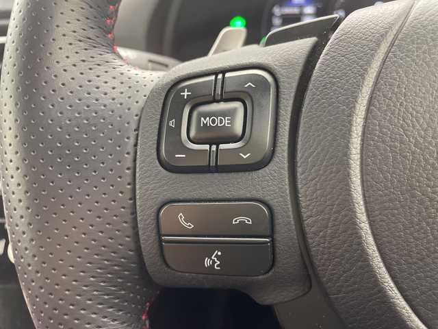 レクサス ＩＳ 300h Fスポーツ 群馬県 2022(令4)年 1.6万km ホワイトノーヴァガラスフレーク マークレビンソンプレミアムサウンド　純正１０．３型ナビ　全周囲カメラ　ＢＳＭ　ビルトインＥＴＣ２．０　レザーシート　シートヒーター　パワーシート　ＬＥＤ　衝突被害軽減システム　クリアランスソナー　禁煙