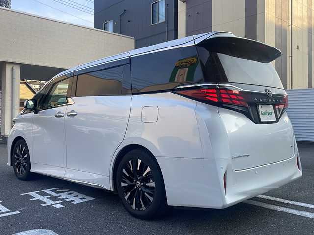 トヨタ アルファードハイブリット エグゼクティブ ラウンジ 広島県 2023(令5)年 0.9万km プラチナホワイトパールマイカ /登録時走行距離/　　　　　　　8443キロ/サンルーフ/純正ナビ/全方位モニター/地デジ/両側パワースライドドア/純正フリップダウンモニター/ベージュ革シート/エアシート/PCS/HUD/nanoe/おくだけ充電/デジタルインナーミラー/スペアキー×１/ビルトインETC/新車時整備手帳/　　【保証書】/取扱説明書/