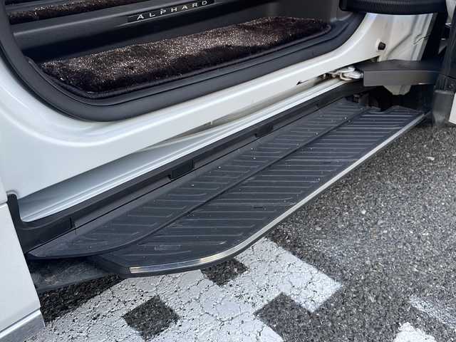 トヨタ アルファードハイブリット エグゼクティブ ラウンジ 広島県 2023(令5)年 0.9万km プラチナホワイトパールマイカ /登録時走行距離/　　　　　　　8443キロ/サンルーフ/純正ナビ/全方位モニター/地デジ/両側パワースライドドア/純正フリップダウンモニター/ベージュ革シート/エアシート/PCS/HUD/nanoe/おくだけ充電/デジタルインナーミラー/スペアキー×１/ビルトインETC/新車時整備手帳/　　【保証書】/取扱説明書/