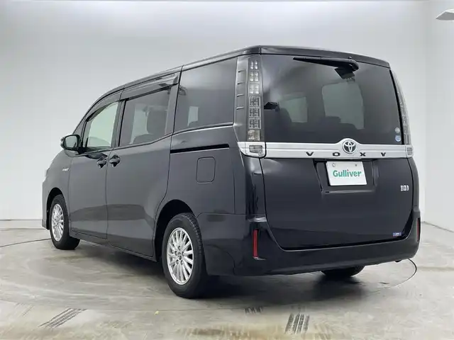 トヨタ ヴォクシー ハイブリッド V 岡山県 2015(平27)年 7.6万km ブラック 純正9インチナビ/型番:NSZT-Y64T/【Bluetooth/フルセグTV/CD/DVD】/11インチ後席モニター/型番:V11T-R62C/両側パワースライドドア/バックカメラ/前席シートヒーター/置くだけ充電/ビルトインETC/LEDヘッドライト/オートライト/フォグランプ/純正フロアマット/純正15インチアルミホイール/プッシュスタート/スマートキー×1