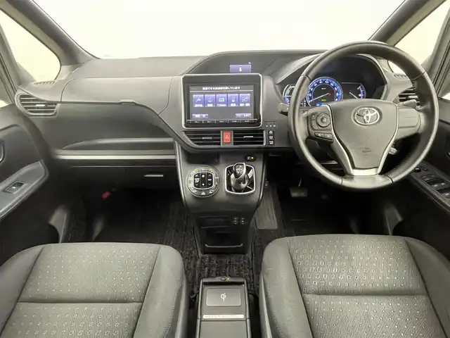 トヨタ ヴォクシー ハイブリッド V 岡山県 2015(平27)年 7.6万km ブラック 純正9インチナビ/型番:NSZT-Y64T/【Bluetooth/フルセグTV/CD/DVD】/11インチ後席モニター/型番:V11T-R62C/両側パワースライドドア/バックカメラ/前席シートヒーター/置くだけ充電/ビルトインETC/LEDヘッドライト/オートライト/フォグランプ/純正フロアマット/純正15インチアルミホイール/プッシュスタート/スマートキー×1