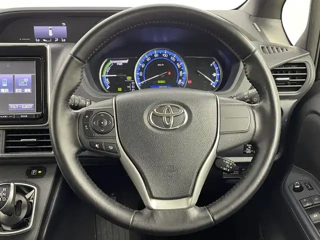 トヨタ ヴォクシー ハイブリッド V 岡山県 2015(平27)年 7.6万km ブラック 純正9インチナビ/型番:NSZT-Y64T/【Bluetooth/フルセグTV/CD/DVD】/11インチ後席モニター/型番:V11T-R62C/両側パワースライドドア/バックカメラ/前席シートヒーター/置くだけ充電/ビルトインETC/LEDヘッドライト/オートライト/フォグランプ/純正フロアマット/純正15インチアルミホイール/プッシュスタート/スマートキー×1