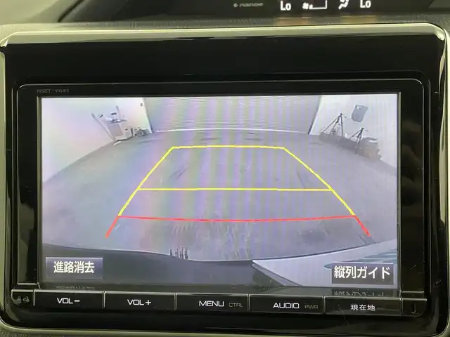 トヨタ ヴォクシー ハイブリッド V 岡山県 2015(平27)年 7.6万km ブラック 純正9インチナビ/型番:NSZT-Y64T/【Bluetooth/フルセグTV/CD/DVD】/11インチ後席モニター/型番:V11T-R62C/両側パワースライドドア/バックカメラ/前席シートヒーター/置くだけ充電/ビルトインETC/LEDヘッドライト/オートライト/フォグランプ/純正フロアマット/純正15インチアルミホイール/プッシュスタート/スマートキー×1