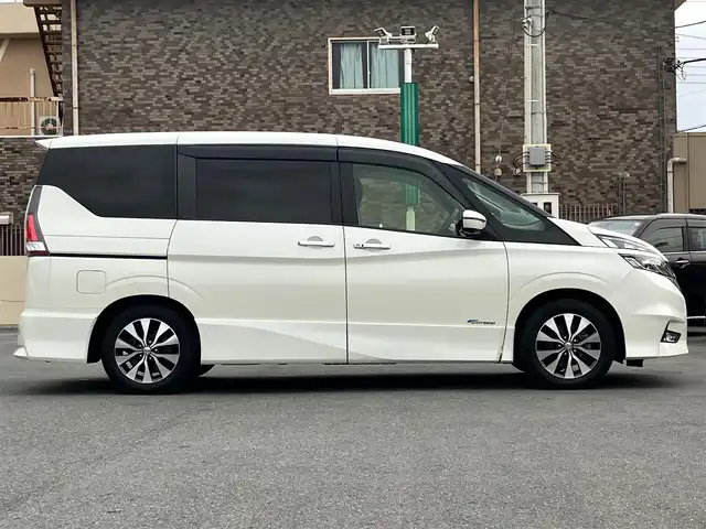 日産 セレナ ハイウェイスター Vセレクション 静岡県 2018(平30)年 3.7万km ブリリアントホワイトパール ALPINE製11インチナビ(CD/DVD/BT/フルセグ)/全方位カメラ/パーキングアシスト/Wオートエアコン/プロパイロット/レーダークルーズコントロール/レーンキープアシスト/ETC/USB入力端子/三列シート/ドライブレコーダー/フロアマット/ウォークスルー/布シート/両側パワースライドドア/純正アルミホイール/社外アルミホイール(スタッドレス)車載/ABS/コーナーセンサー前後/横滑り防止装置/デジタルインナーミラー/ナイトビジョン/オートライト/LEDヘッドライト/W+サイドエアバッグ/衝突軽減システム