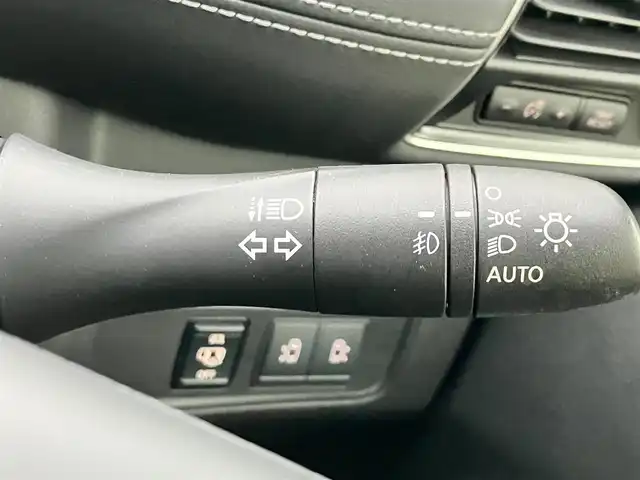 日産 セレナ ハイウェイスター Vセレクション 静岡県 2018(平30)年 3.7万km ブリリアントホワイトパール ALPINE製11インチナビ(CD/DVD/BT/フルセグ)/全方位カメラ/パーキングアシスト/Wオートエアコン/プロパイロット/レーダークルーズコントロール/レーンキープアシスト/ETC/USB入力端子/三列シート/ドライブレコーダー/フロアマット/ウォークスルー/布シート/両側パワースライドドア/純正アルミホイール/社外アルミホイール(スタッドレス)車載/ABS/コーナーセンサー前後/横滑り防止装置/デジタルインナーミラー/ナイトビジョン/オートライト/LEDヘッドライト/W+サイドエアバッグ/衝突軽減システム