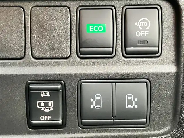 日産 セレナ ハイウェイスター Vセレクション 静岡県 2018(平30)年 3.7万km ブリリアントホワイトパール ALPINE製11インチナビ(CD/DVD/BT/フルセグ)/全方位カメラ/パーキングアシスト/Wオートエアコン/プロパイロット/レーダークルーズコントロール/レーンキープアシスト/ETC/USB入力端子/三列シート/ドライブレコーダー/フロアマット/ウォークスルー/布シート/両側パワースライドドア/純正アルミホイール/社外アルミホイール(スタッドレス)車載/ABS/コーナーセンサー前後/横滑り防止装置/デジタルインナーミラー/ナイトビジョン/オートライト/LEDヘッドライト/W+サイドエアバッグ/衝突軽減システム