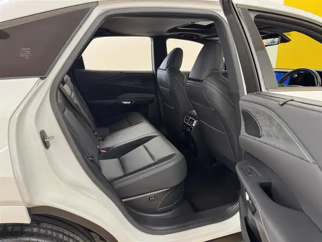 レクサス ＲＸ 500h Fスポーツパフォーマンス 群馬県 2023(令5)年 3万km ホワイトノーヴァガラスフレーク レクサスセーフティシステム+/・プリクラッシュセーフティ/・レーダークルーズコントロール/・ブラインドスポットモニター/・ヘッドアップディスプレイ/・レーンチェンジアシスト/・パーキングサポートブレーキ/・クリアランスソナー/・オートハイビーム/純正ナビ/　　フルセグ/BT/AM/FM/    USb/Miracast/    AppleCarPlay/AndroidAuto/パノラミックビューモニター/サンルーフ/アドバンストパーク/ハンズフリーパワーバックドア/デジタルインナーミラー/黒革シート/全席パワーシート/全席シートヒーター/エアーシート/ステアリングヒーター/オートLEDヘッドライト/フォグランプ/置くだけ充電/純正フロアマット/純正21AW/スマートキー2本/前後ドライブレコーダー/ビルドインETC2.0