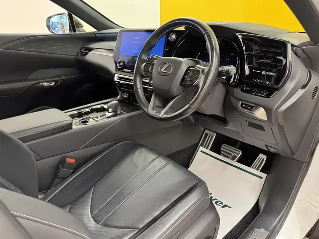 レクサス ＲＸ 500h Fスポーツパフォーマンス 群馬県 2023(令5)年 3万km ホワイトノーヴァガラスフレーク レクサスセーフティシステム+/・プリクラッシュセーフティ/・レーダークルーズコントロール/・ブラインドスポットモニター/・ヘッドアップディスプレイ/・レーンチェンジアシスト/・パーキングサポートブレーキ/・クリアランスソナー/・オートハイビーム/純正ナビ/　　フルセグ/BT/AM/FM/    USb/Miracast/    AppleCarPlay/AndroidAuto/パノラミックビューモニター/サンルーフ/アドバンストパーク/ハンズフリーパワーバックドア/デジタルインナーミラー/黒革シート/全席パワーシート/全席シートヒーター/エアーシート/ステアリングヒーター/オートLEDヘッドライト/フォグランプ/置くだけ充電/純正フロアマット/純正21AW/スマートキー2本/前後ドライブレコーダー/ビルドインETC2.0