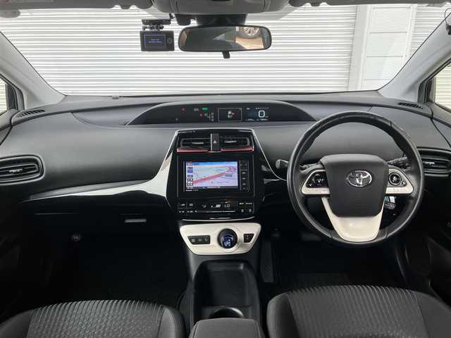 トヨタ プリウス S 高知県 2016(平28)年 5.5万km アティチュードブラックマイカ 社外ナビ(CN-RS02WD)/フルセグ/Bluetooth接続/CD/DVD/AM/FM/レーダークルーズコントロール/レーンキープアシスト/衝突被害軽減ブレーキ/前方ドライブレコーダー/バックカメラ/社外フロアマット/W＋サイドエアバッグ/LEDオートライト/オートハイビーム/プッシュスタート/アイドリングストップ/スマートキー/スペア1本/AAC