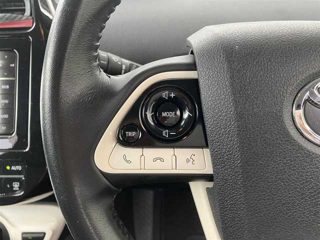 トヨタ プリウス S 高知県 2016(平28)年 5.5万km アティチュードブラックマイカ 社外ナビ(CN-RS02WD)/フルセグ/Bluetooth接続/CD/DVD/AM/FM/レーダークルーズコントロール/レーンキープアシスト/衝突被害軽減ブレーキ/前方ドライブレコーダー/バックカメラ/社外フロアマット/W＋サイドエアバッグ/LEDオートライト/オートハイビーム/プッシュスタート/アイドリングストップ/スマートキー/スペア1本/AAC