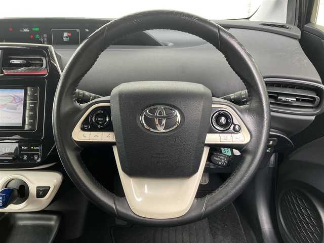 トヨタ プリウス S 高知県 2016(平28)年 5.5万km アティチュードブラックマイカ 社外ナビ(CN-RS02WD)/フルセグ/Bluetooth接続/CD/DVD/AM/FM/レーダークルーズコントロール/レーンキープアシスト/衝突被害軽減ブレーキ/前方ドライブレコーダー/バックカメラ/社外フロアマット/W＋サイドエアバッグ/LEDオートライト/オートハイビーム/プッシュスタート/アイドリングストップ/スマートキー/スペア1本/AAC