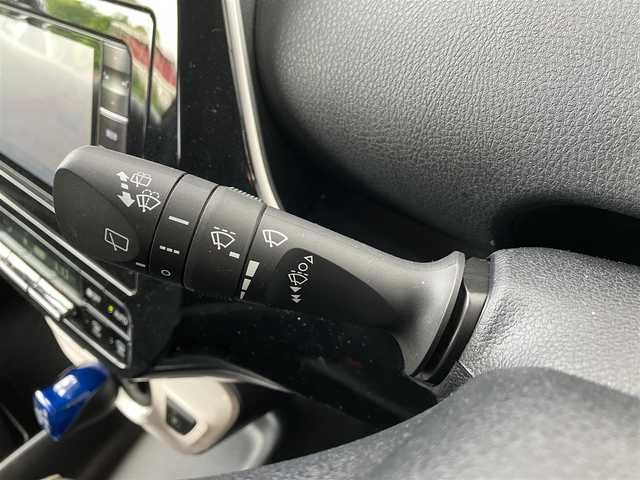 トヨタ プリウス S 高知県 2016(平28)年 5.5万km アティチュードブラックマイカ 社外ナビ(CN-RS02WD)/フルセグ/Bluetooth接続/CD/DVD/AM/FM/レーダークルーズコントロール/レーンキープアシスト/衝突被害軽減ブレーキ/前方ドライブレコーダー/バックカメラ/社外フロアマット/W＋サイドエアバッグ/LEDオートライト/オートハイビーム/プッシュスタート/アイドリングストップ/スマートキー/スペア1本/AAC