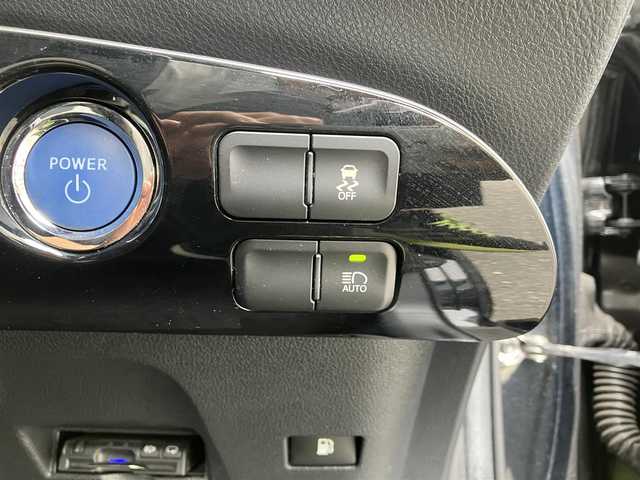 トヨタ プリウス S 高知県 2016(平28)年 5.5万km アティチュードブラックマイカ 社外ナビ(CN-RS02WD)/フルセグ/Bluetooth接続/CD/DVD/AM/FM/レーダークルーズコントロール/レーンキープアシスト/衝突被害軽減ブレーキ/前方ドライブレコーダー/バックカメラ/社外フロアマット/W＋サイドエアバッグ/LEDオートライト/オートハイビーム/プッシュスタート/アイドリングストップ/スマートキー/スペア1本/AAC