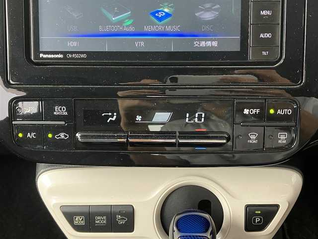 トヨタ プリウス S 高知県 2016(平28)年 5.5万km アティチュードブラックマイカ 社外ナビ(CN-RS02WD)/フルセグ/Bluetooth接続/CD/DVD/AM/FM/レーダークルーズコントロール/レーンキープアシスト/衝突被害軽減ブレーキ/前方ドライブレコーダー/バックカメラ/社外フロアマット/W＋サイドエアバッグ/LEDオートライト/オートハイビーム/プッシュスタート/アイドリングストップ/スマートキー/スペア1本/AAC