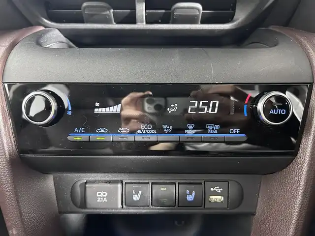 トヨタ ヤリスクロス Z 佐賀県 2020(令2)年 1.2万km ホワイトパールクリスタルシャイン 純正８インチディスプレイオーディオ/フルセグTV/Bluetooth接続/AM/FM/ドライブレコーダー/バックカメラ/追従型クルーズコントロール/衝突被害軽減システム/レーンアシスト/コーナーセンサー/シートヒーター/パワーシート/ハーフレザーシート/ブラインドスポットモニター/LEDヘッドライト/オートブレーキホールド/オートライト/オートマチックハイビーム/純正18インチアルミホイール/フロアマット