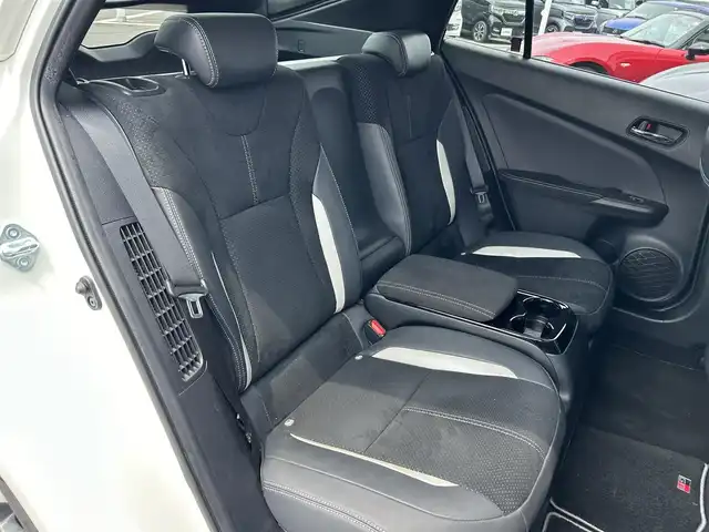 トヨタ プリウス ＰＨＶ S GRスポーツ 奈良県 2018(平30)年 7.8万km ホワイトパールクリスタルシャイン 純正ナビ(フルセグTV/CD/DVD/AM・FM/BT)/バックカメラ/ビルトインETC/ToyotaSafetySense/プリクラッシュセーフティ/クルーズコントロール/シートヒーター(D/N席)/純正18インチアルミホイール/純正フロアマット/充電ケーブル積込