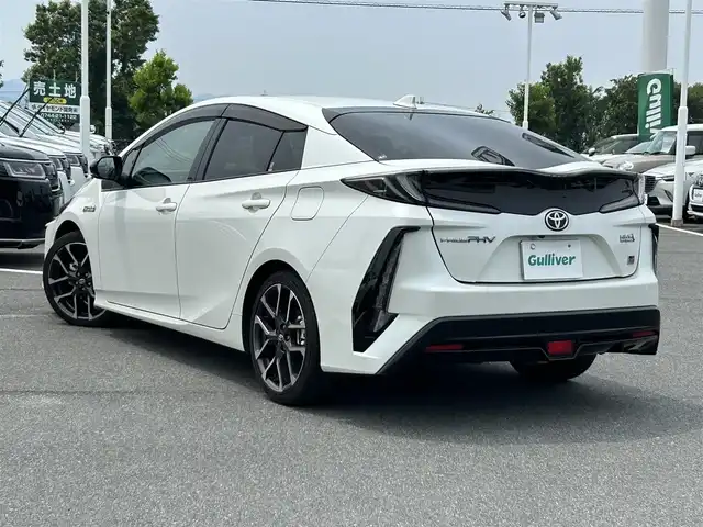 トヨタ プリウス ＰＨＶ S GRスポーツ 奈良県 2018(平30)年 7.8万km ホワイトパールクリスタルシャイン 純正ナビ(フルセグTV/CD/DVD/AM・FM/BT)/バックカメラ/ビルトインETC/ToyotaSafetySense/プリクラッシュセーフティ/クルーズコントロール/シートヒーター(D/N席)/純正18インチアルミホイール/純正フロアマット/充電ケーブル積込