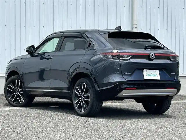 ホンダ ヴェゼル ハイブリッド e:HEV Z 熊本県 2022(令4)年 4.2万km メテオロイドグレーメタリック 純正ナビ/・AM/FM/CD/DVD/iPod/SD/USB/AUX/BT/・フルセグTV/バックカメラ/ホンダセンシング/・路外逸脱抑制機能/・ブラインドスポットインフォメーション/・踏み間違い衝突軽減システム/・衝突軽減ブレーキ/・アダプティブクルーズコントロール/・クリアランスソナー/前後コーナーセンサー/寒冷地仕様/ダウンヒルアシストコントロール/革巻きステアリング/・ステアリングリモコン/・ステアリングヒーター/・パドルシフト/ハーフレザーシート/・D/N席シートヒーター/オートライト/・フォグランプ/・LEDライト/電動格納ミラー/・ウィンカーミラー/ETC/電動サイドブレーキ/・ホールドボタン/電動リアゲート/ドアバイザー/純正アルミホイール/純正フロアマット/スマートキー/・スペアキー