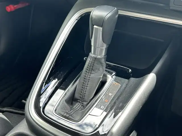 ホンダ ヴェゼル ハイブリッド e:HEV Z 熊本県 2022(令4)年 4.2万km メテオロイドグレーメタリック 純正ナビ/・AM/FM/CD/DVD/iPod/SD/USB/AUX/BT/・フルセグTV/バックカメラ/ホンダセンシング/・路外逸脱抑制機能/・ブラインドスポットインフォメーション/・踏み間違い衝突軽減システム/・衝突軽減ブレーキ/・アダプティブクルーズコントロール/・クリアランスソナー/前後コーナーセンサー/寒冷地仕様/ダウンヒルアシストコントロール/革巻きステアリング/・ステアリングリモコン/・ステアリングヒーター/・パドルシフト/ハーフレザーシート/・D/N席シートヒーター/オートライト/・フォグランプ/・LEDライト/電動格納ミラー/・ウィンカーミラー/ETC/電動サイドブレーキ/・ホールドボタン/電動リアゲート/ドアバイザー/純正アルミホイール/純正フロアマット/スマートキー/・スペアキー