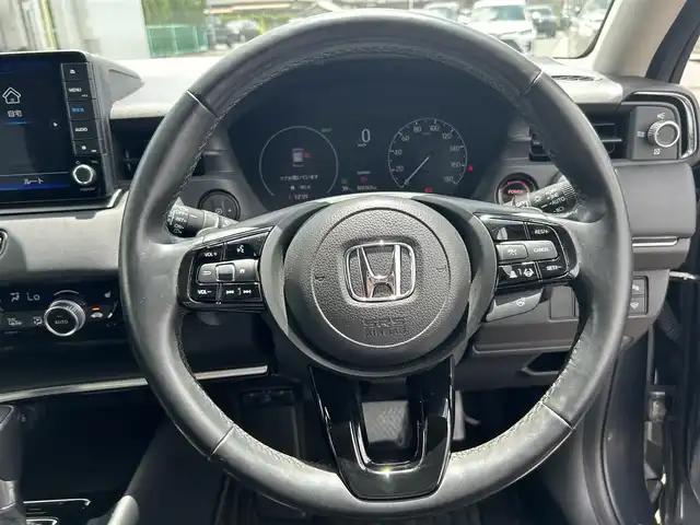 ホンダ ヴェゼル ハイブリッド e:HEV Z 熊本県 2022(令4)年 4.2万km メテオロイドグレーメタリック 純正ナビ/・AM/FM/CD/DVD/iPod/SD/USB/AUX/BT/・フルセグTV/バックカメラ/ホンダセンシング/・路外逸脱抑制機能/・ブラインドスポットインフォメーション/・踏み間違い衝突軽減システム/・衝突軽減ブレーキ/・アダプティブクルーズコントロール/・クリアランスソナー/前後コーナーセンサー/寒冷地仕様/ダウンヒルアシストコントロール/革巻きステアリング/・ステアリングリモコン/・ステアリングヒーター/・パドルシフト/ハーフレザーシート/・D/N席シートヒーター/オートライト/・フォグランプ/・LEDライト/電動格納ミラー/・ウィンカーミラー/ETC/電動サイドブレーキ/・ホールドボタン/電動リアゲート/ドアバイザー/純正アルミホイール/純正フロアマット/スマートキー/・スペアキー