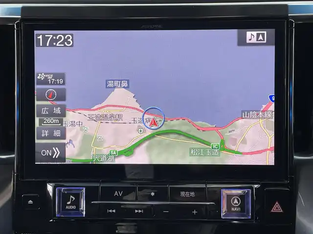 トヨタ アルファード S Cパッケージ 島根県 2018(平30)年 8.9万km ホワイトパールクリスタルシャイン 登録時走行距離88781km/取扱説明書/保証書/アルパインナビ/フルセグテレビ/バックカメラ/プリクラッシュセーフティ/レーダークルーズコントロール/レーンキープアシススト/クリアランスソナー/パーキングサポート/両側パワースライドドア/パワーバックドア/黒革シート【シートヒーター/エアシート】/オットマンシート/ハンドルヒーター/デジタルインナーミラー/LEDヘッドライト/オートライト/ETC/純正18インチAW